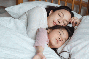 Your Child Only Wants to Sleep With You? It’s Not Spoiling — Just a Normal Stage